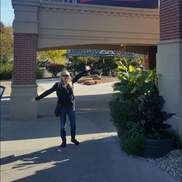 Meet your Posher, Caroline - Picture 1 of 1